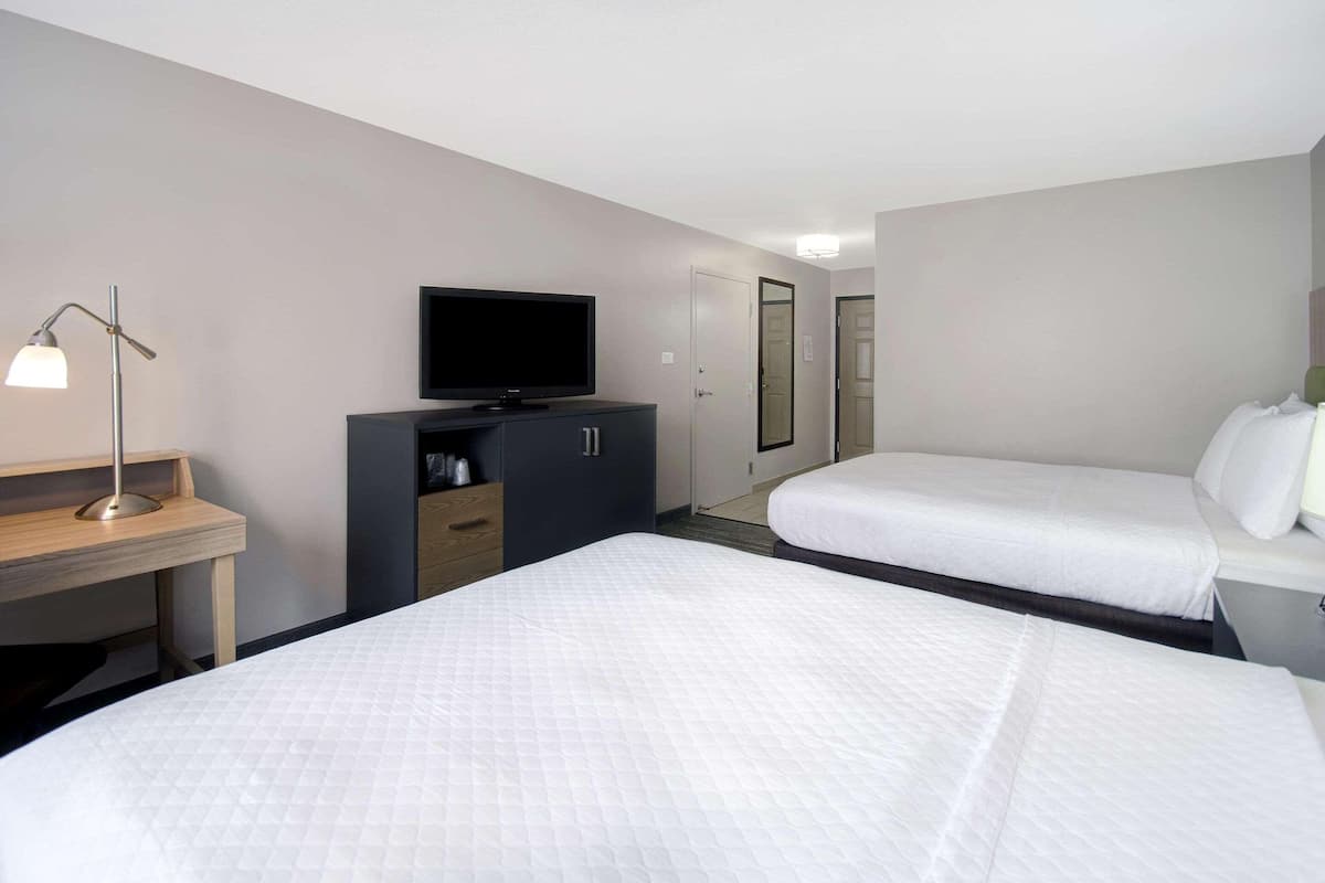 premium bedding, in-room safe, desk, laptop workspace