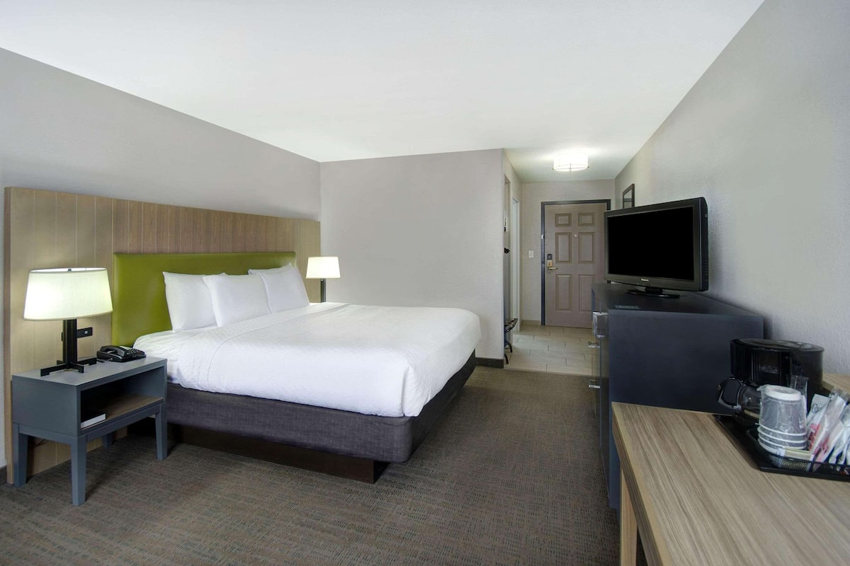 Premium bedding, in-room safe, desk, laptop workspace