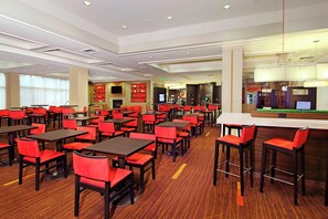朝食、ディナー、ブランチに営業 (アメリカ料理、ガーデン ビュー)