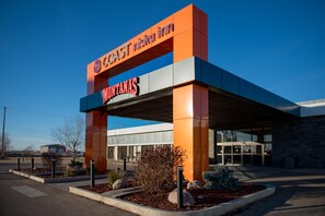 Exterior - Coast Nisku Inn & Conference Centre (Nisku)