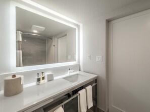 Room, 2 Katil Ratu (Queen) (Coast Two Queens Pet Friendly) | Bilik Mandi | Kelengkapan dandanan diri percuma, pengering rambut, tuala disediakan 