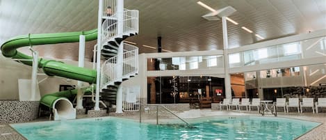 Piscine intérieure, accÚs possible de 9 h à 22 h, chaises longues