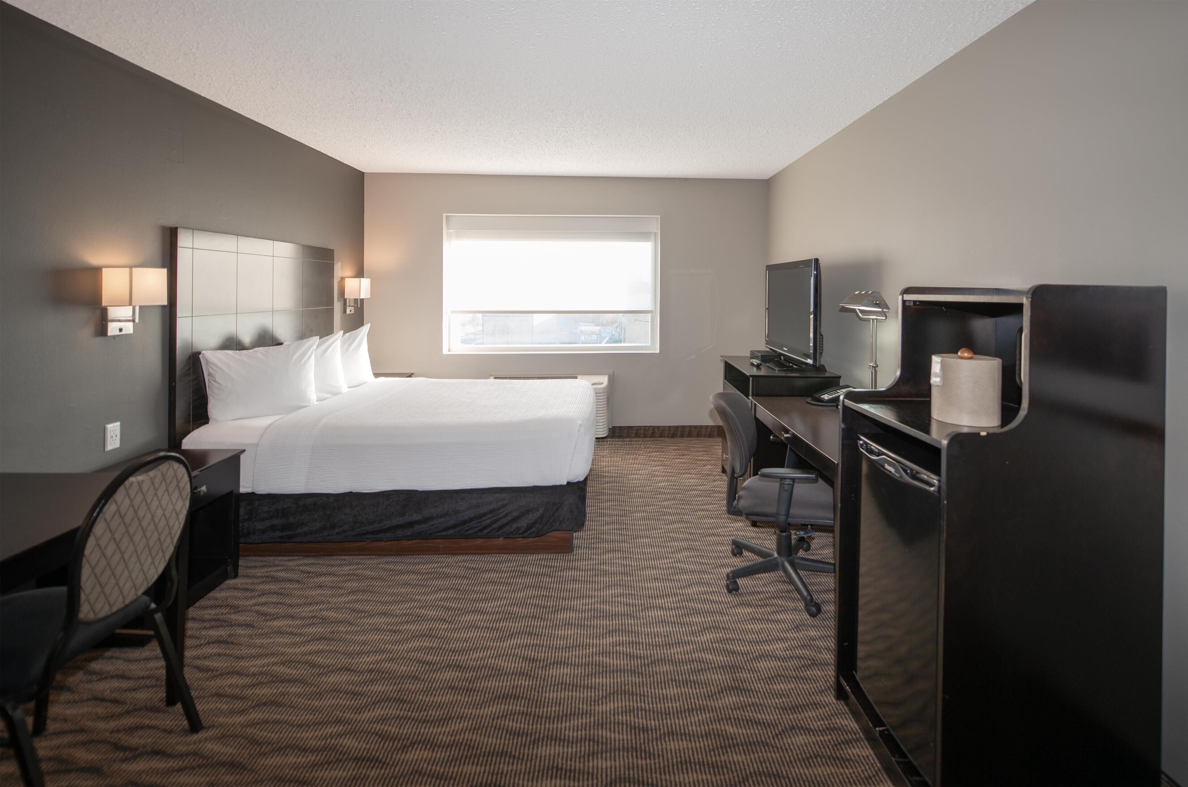 Room, 1 Queen Bed (Coast Queen) | Desk, blackout drapes, soundproofing, iron/ironing board