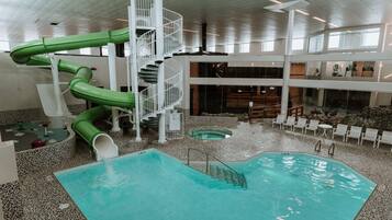 Una piscina techada, sillones reclinables de piscina