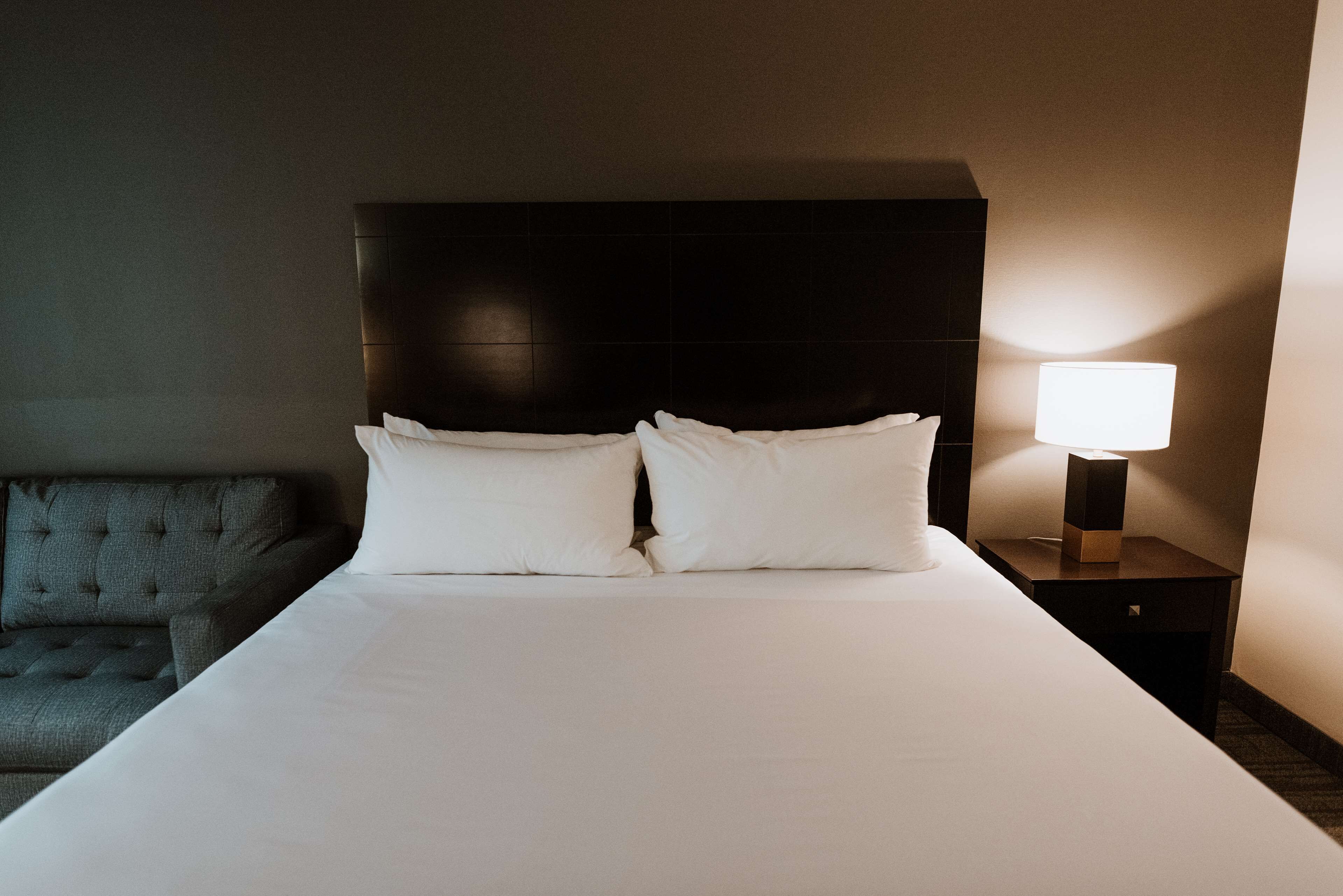 room, 1 queen bed (coast queen) | 1 bedroom, desk, blackout curtains, soundproofing