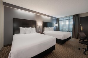 Kamar, 2 Tempat Tidur Queen (Coast Two Queens) | Meja kerja, tirai kedap cahaya, kedap suara, dan setrika/meja setrika