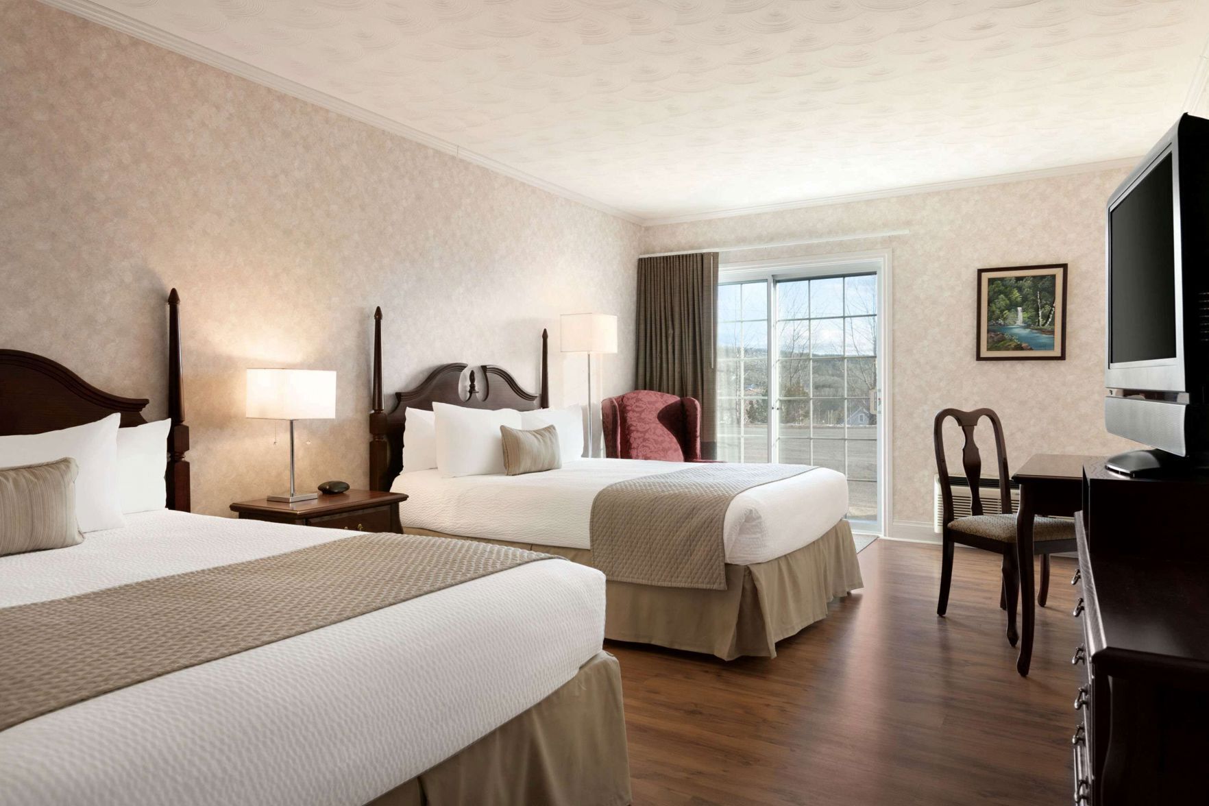 Skrivebord, strygejern/strygebræt, gratis baby-/barnesenge