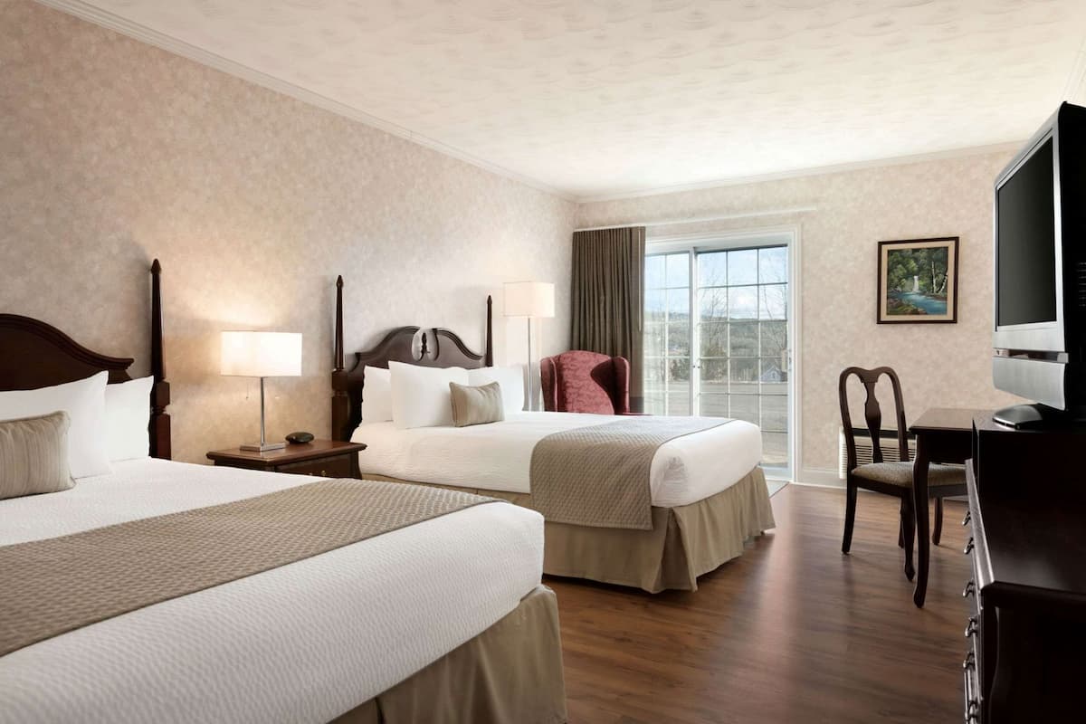 Escritorio, tabla de planchar con plancha y cunas gratuitas