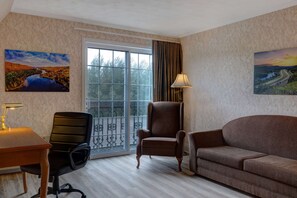 Zimmer, 1 King-Bett und Schlafsofa, Nichtraucher (Upper Floor) | Schreibtisch, Bügeleisen/Bügelbrett, kostenlose Babybetten
