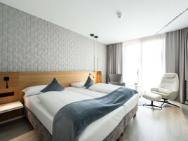 Hypo-allergenic bedding, free minibar, in-room safe, blackout drapes