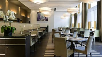 Bữa sáng buffet hàng ngày (25 EUR/mỗi người)