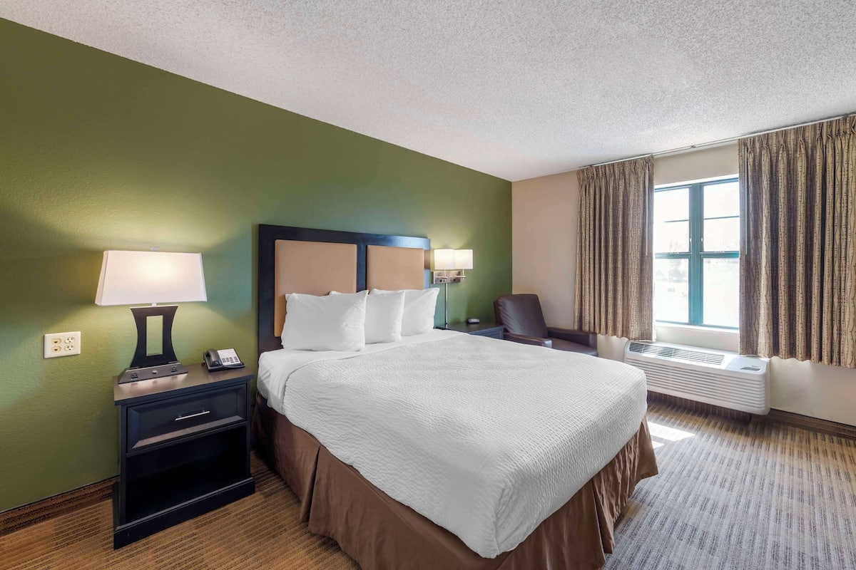 Premium bedding, desk, iron/ironing board, free WiFi