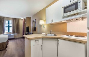 Studio, 1 grand lit, accessible aux personnes à mobilité réduite, non-fumeur | Bureau, fer et planche à repasser, accès au Wi-Fi (inclus)