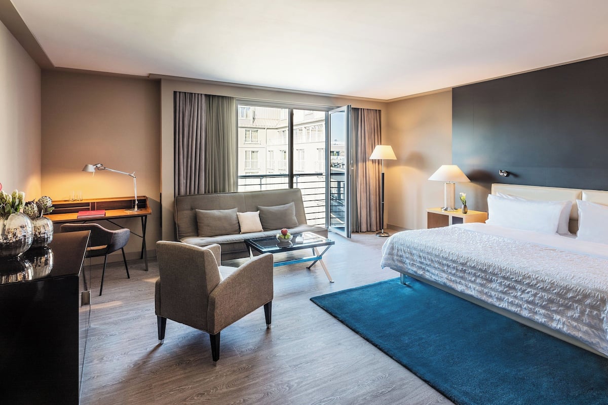 Junior Suite, 1 King Bed with Sofa bed, Non Smoking, Garden View | 1 bedroom, premium bedding, down comforters, pillowtop beds