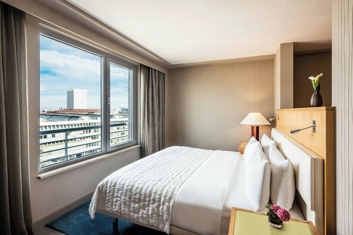 Deluxe Suite, 1 King Bed with Sofa bed, Non Smoking | 1 bedroom, premium bedding, down comforters, pillowtop beds