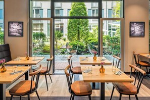 Phục vụ bữa tối, món Đức, nhìn ra vườn 