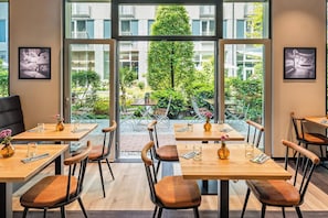 Phục vụ bữa tối, món Đức, nhìn ra vườn