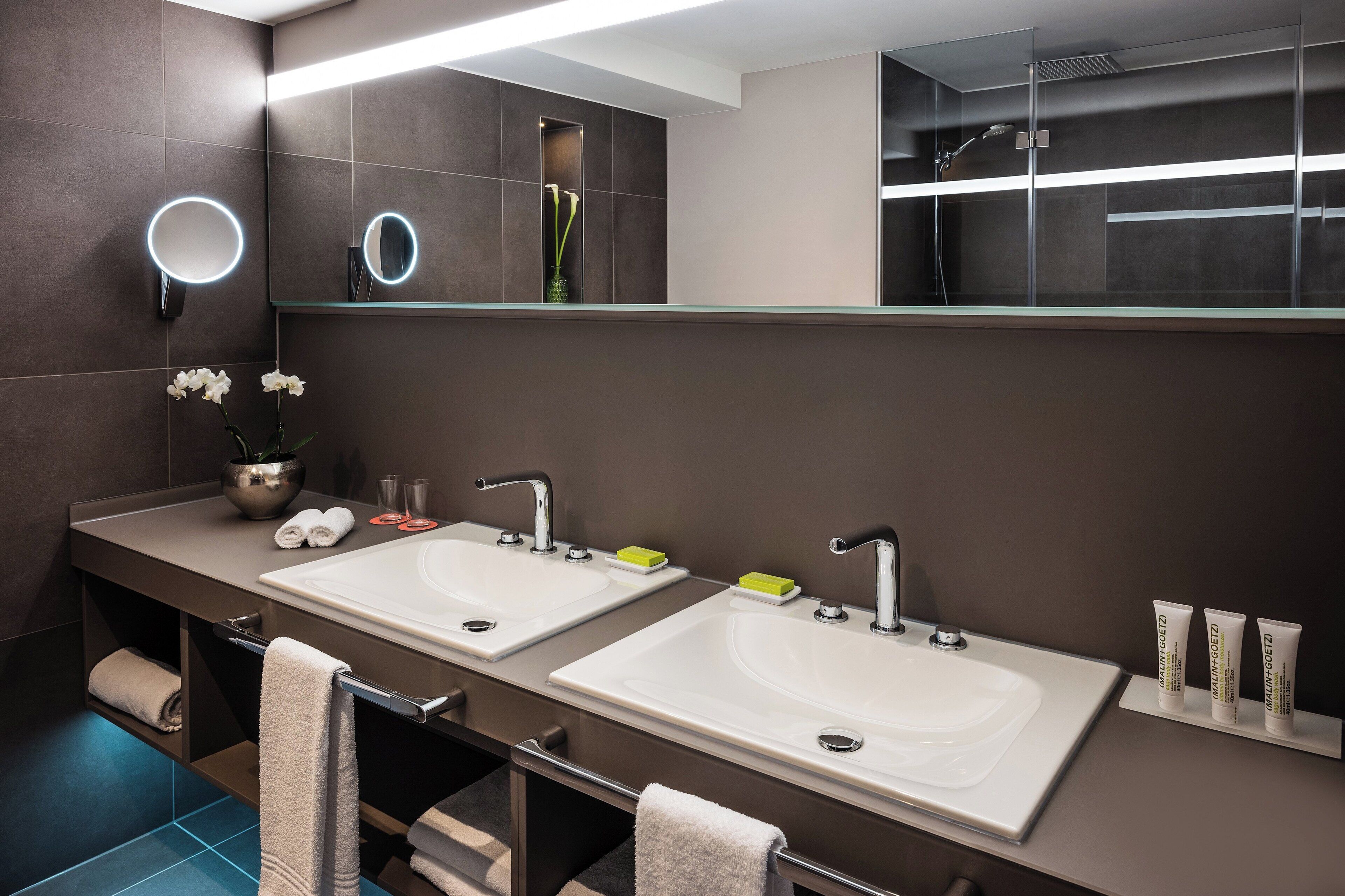 executive suite, 1 bedroom, non smoking | bathroom | shower, designer toiletries, hair dryer, bathrobes