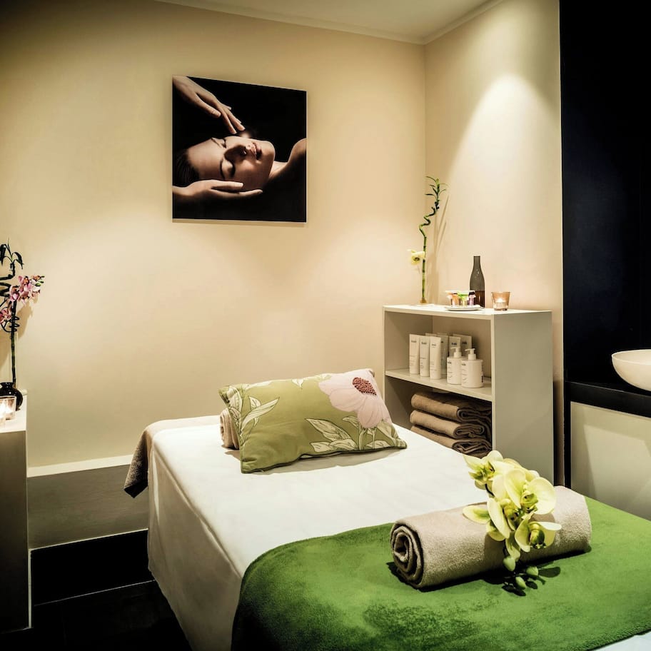 Sauna, body scrubs, 3 treatment rooms, massages