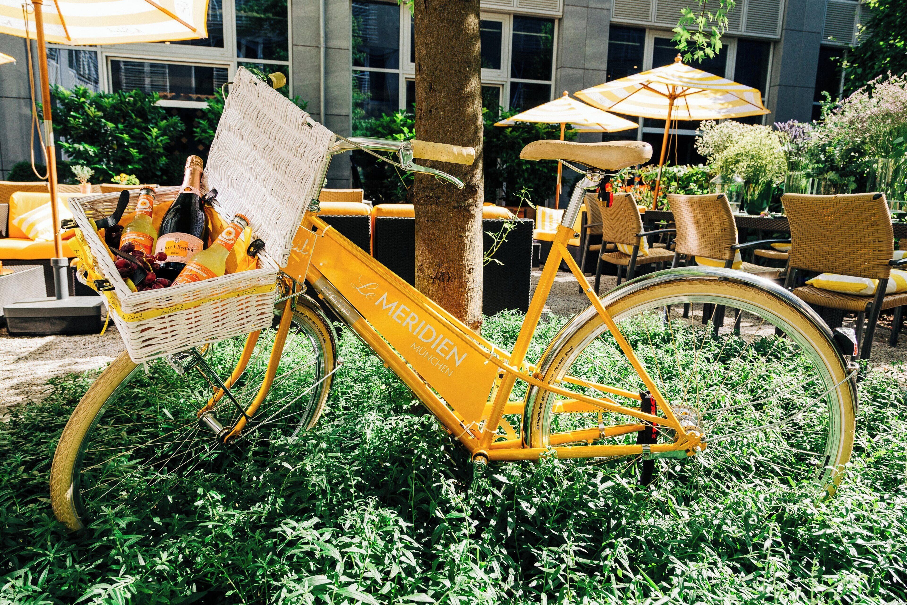 cocktail bar, al fresco dining, open daily