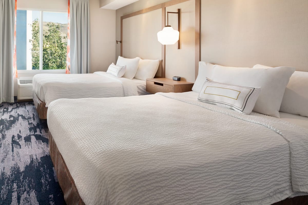 Ropa de cama de alta calidad, escritorio y cortinas blackout