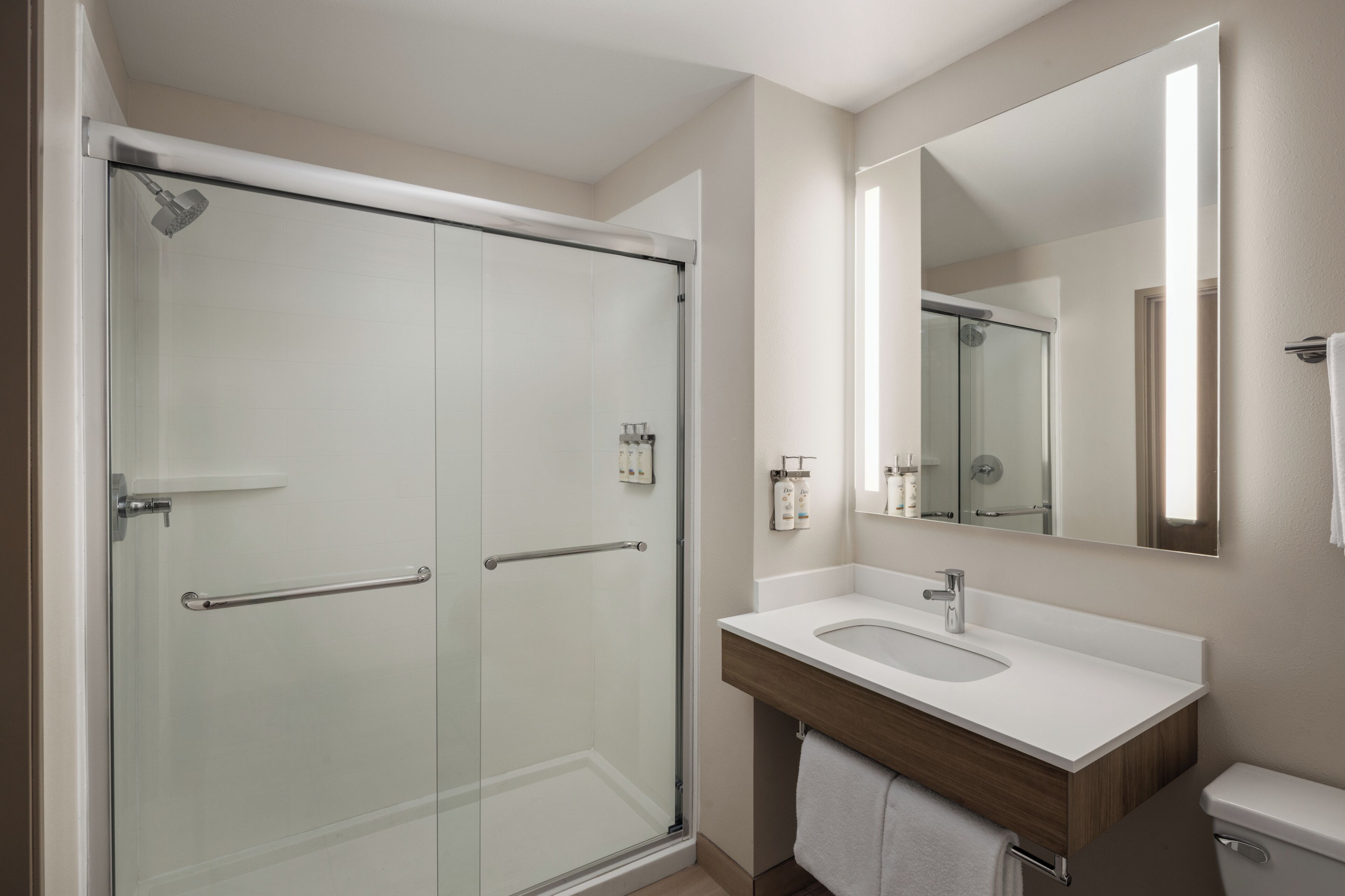 Combined shower/tub, free toiletries, hair dryer, towels