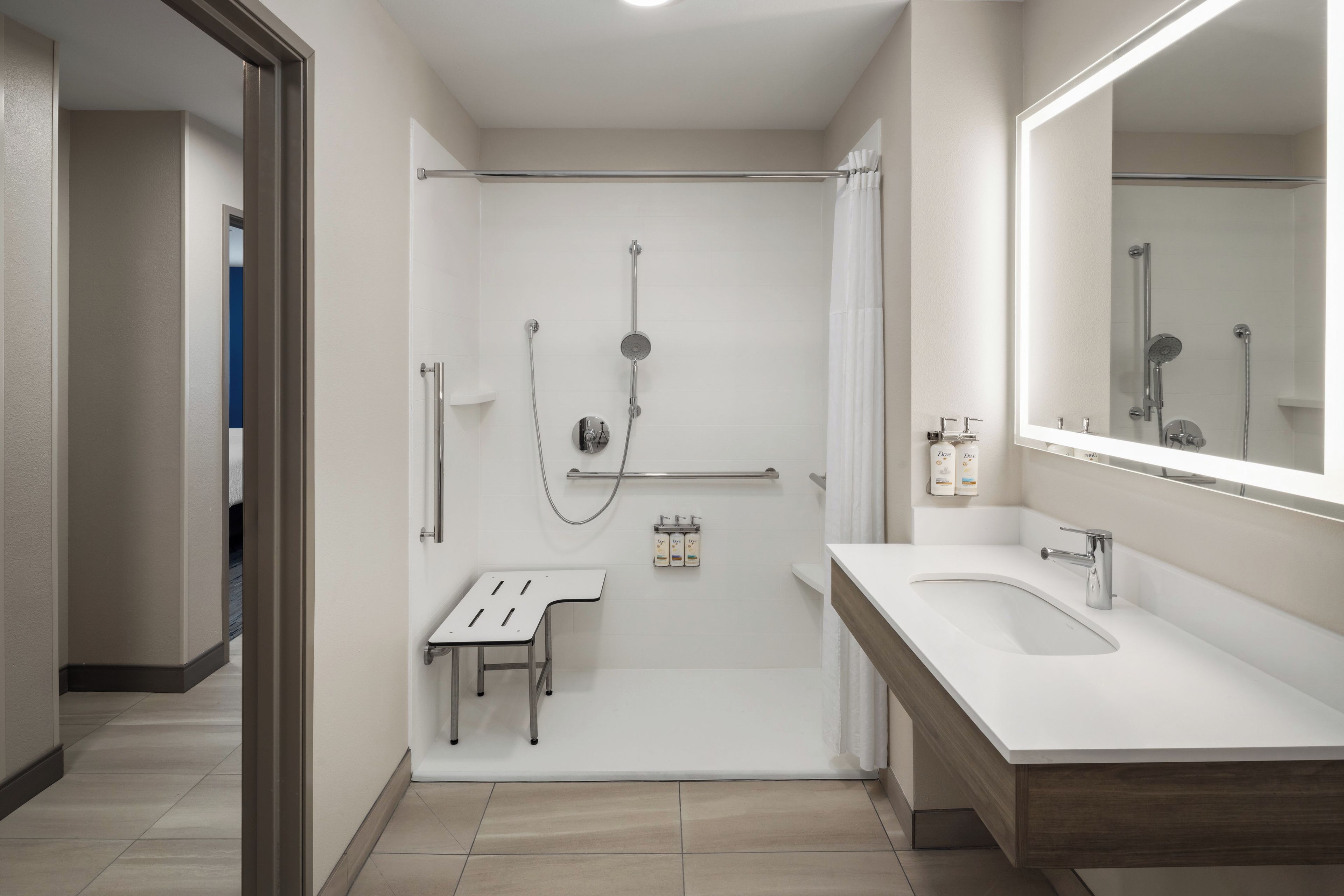 Bañera con ducha, artículos de tocador gratuitos, secador de pelo
