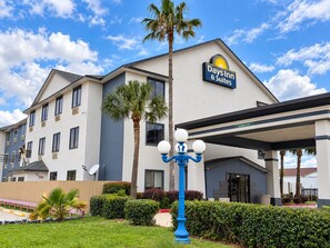 Exterior - Days Inn & Suites by Wyndham Houston North/Aldine (Houston)
