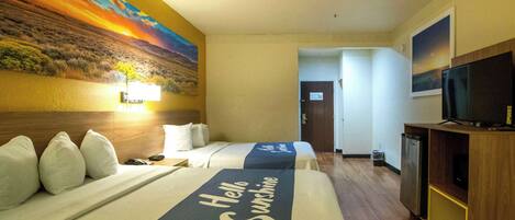 Bureau, fer et planche à repasser, lits bébé (en supplément)