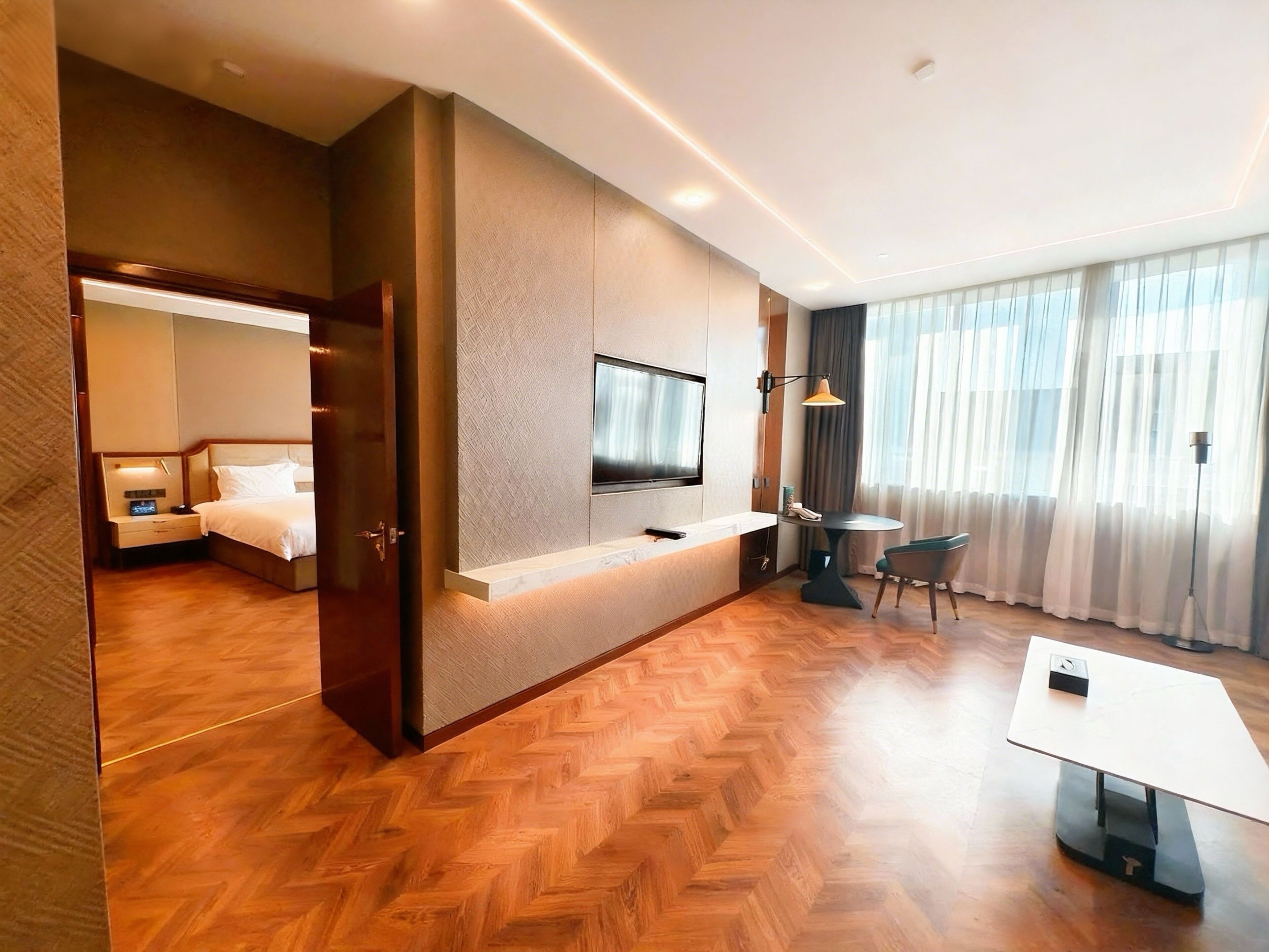 Suite, 1 kamar tidur, Akses Club Lounge | Seprai premium, selimut bulu angsa, minibar, dan brankas