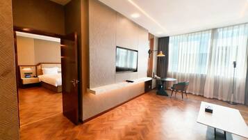 Suite, 1 kamar tidur, Akses Club Lounge | Seprai premium, selimut bulu angsa, minibar, dan brankas