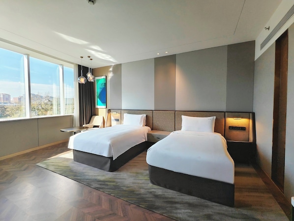 Premium bedding, down comforters, minibar, in-room safe - Holiday Inn Beijing Chang An West by IHG (Beijing)