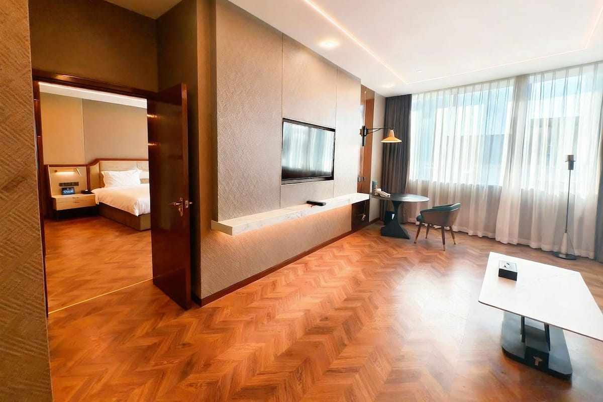 1 bedroom, premium bedding, down comforters, minibar