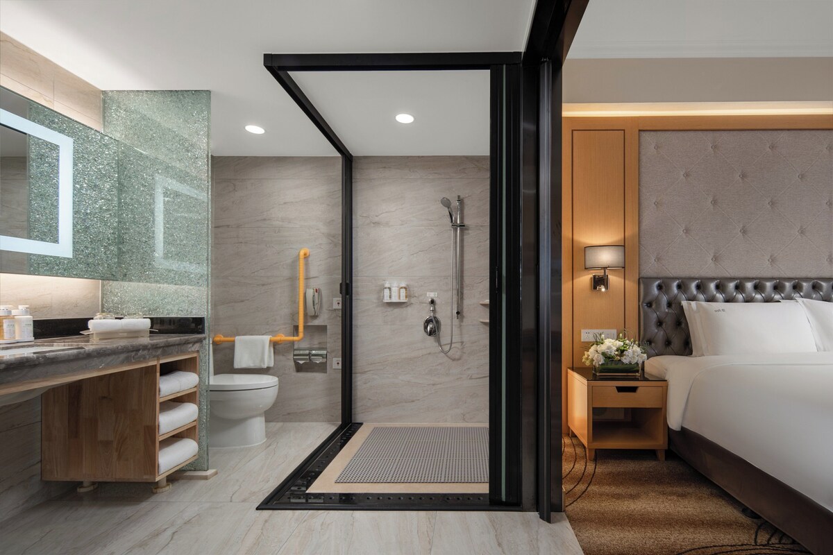 Standard Room, 1 King Bed, Accessible | Premium bedding, down comforters, minibar, in-room safe