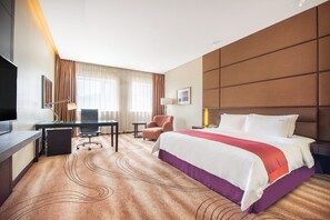 Ropa de cama de alta calidad, edredones de plumas, minibar y caja fuerte