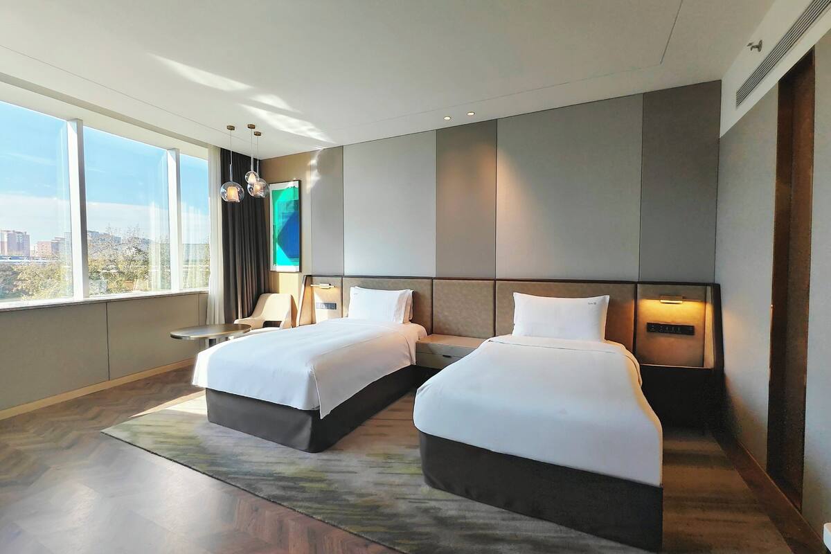 Premium bedding, down duvets, minibar, in-room safe