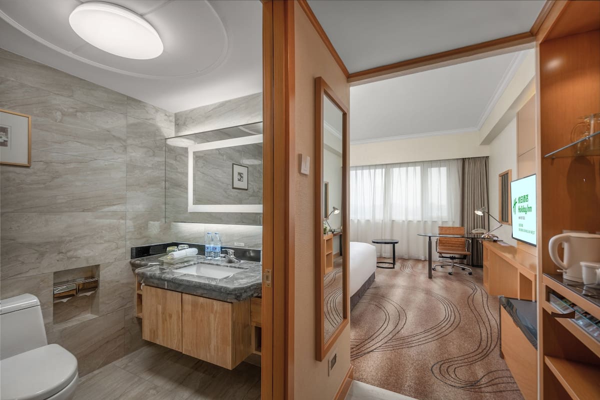 1 bedroom, premium bedding, down duvets, minibar