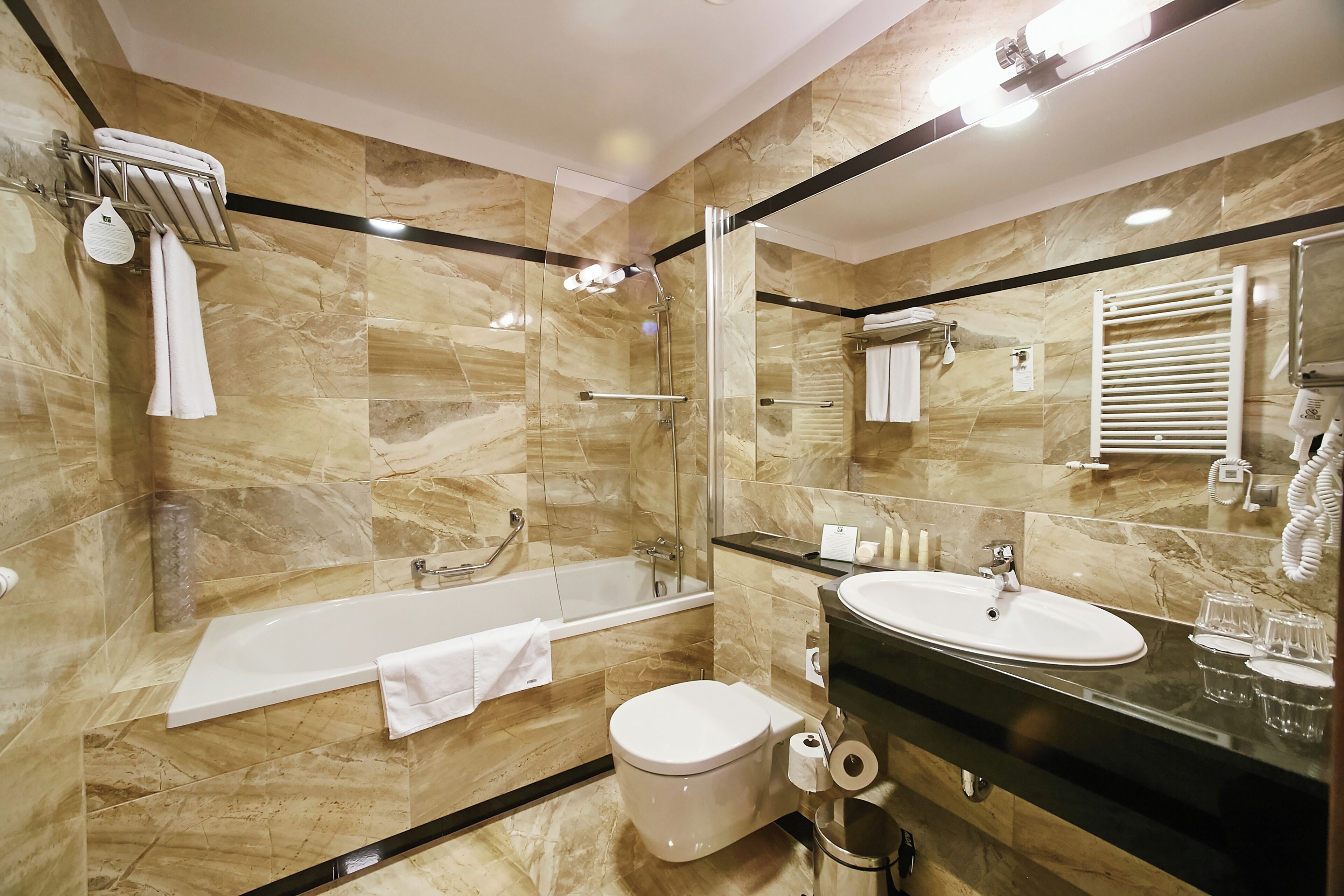 Un baño moderno con bañera, inodoro y lavamanos.