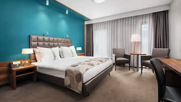 Ropa de cama hipoalergénica, caja fuerte, escritorio