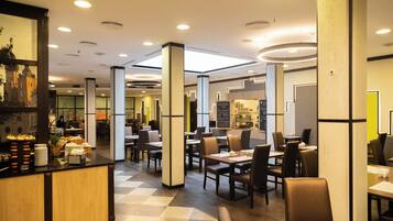 Un restaurante moderno con suelo a cuadros, mostrador de madera y varias mesas y sillas.