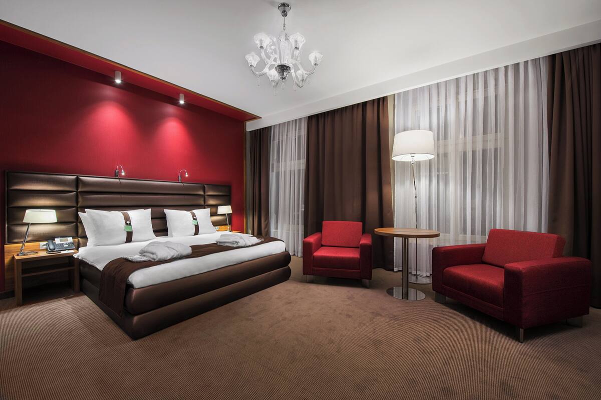 Premium Room, 1 King Bed | Hypo-allergenic bedding available, in-room safe, desk, laptop workspace
