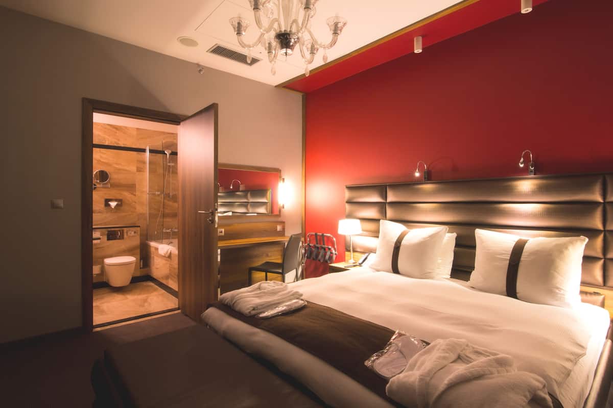 Suite, 1 Bedroom | 1 bedroom, hypo-allergenic bedding, in-room safe, desk