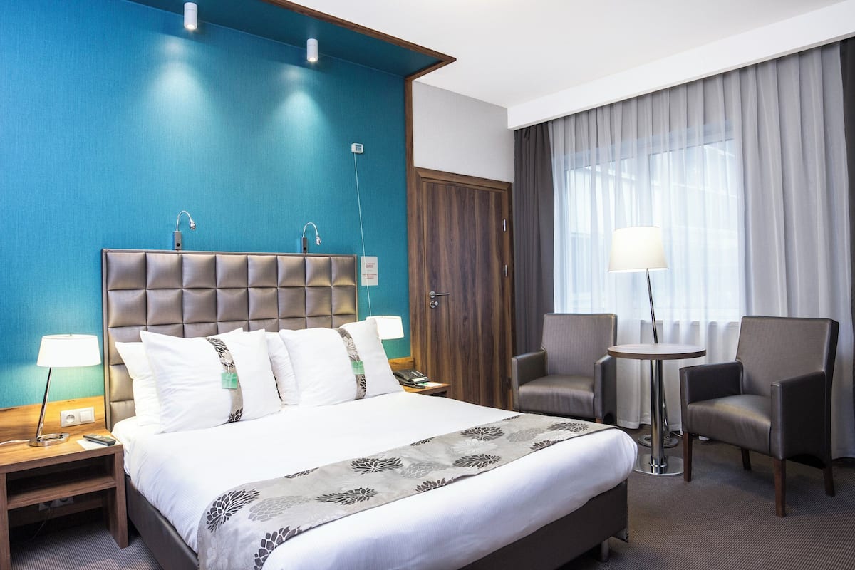 Standard Room, 1 Queen Bed, Accessible | Hypo-allergenic bedding available, in-room safe, desk, laptop workspace