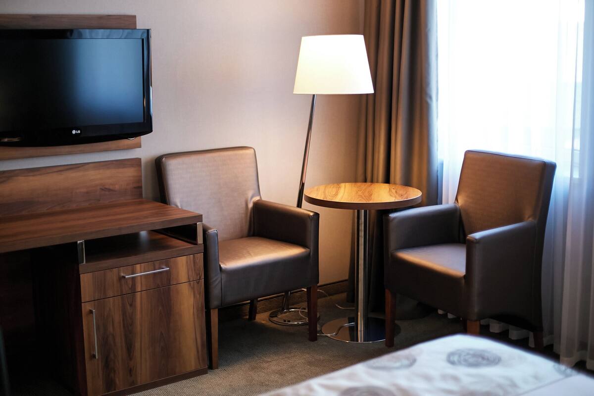 Hypo-allergenic bedding available, in-room safe, desk, laptop workspace