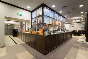Petit déjeuner buffet servi tous les jours en supplément