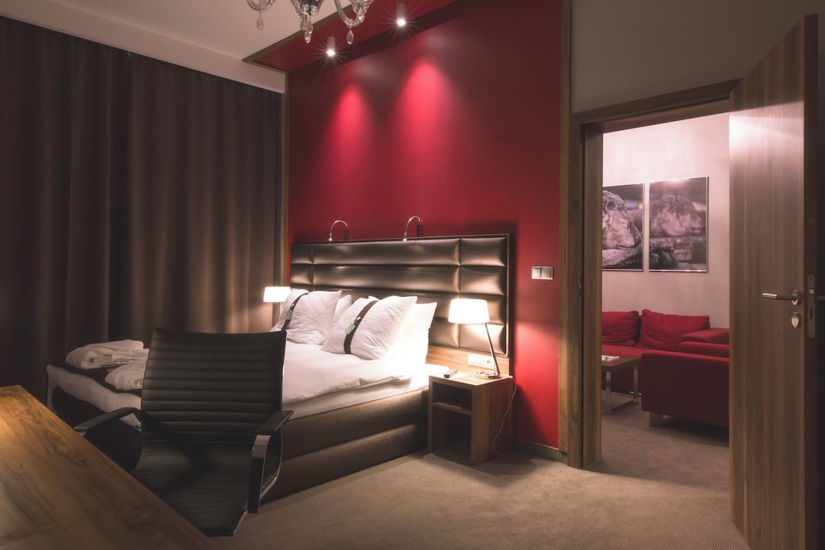 Suite, 1 kamar tidur | Seprai antialergi, brankas, meja kerja, dan ruang kerja ramah laptop