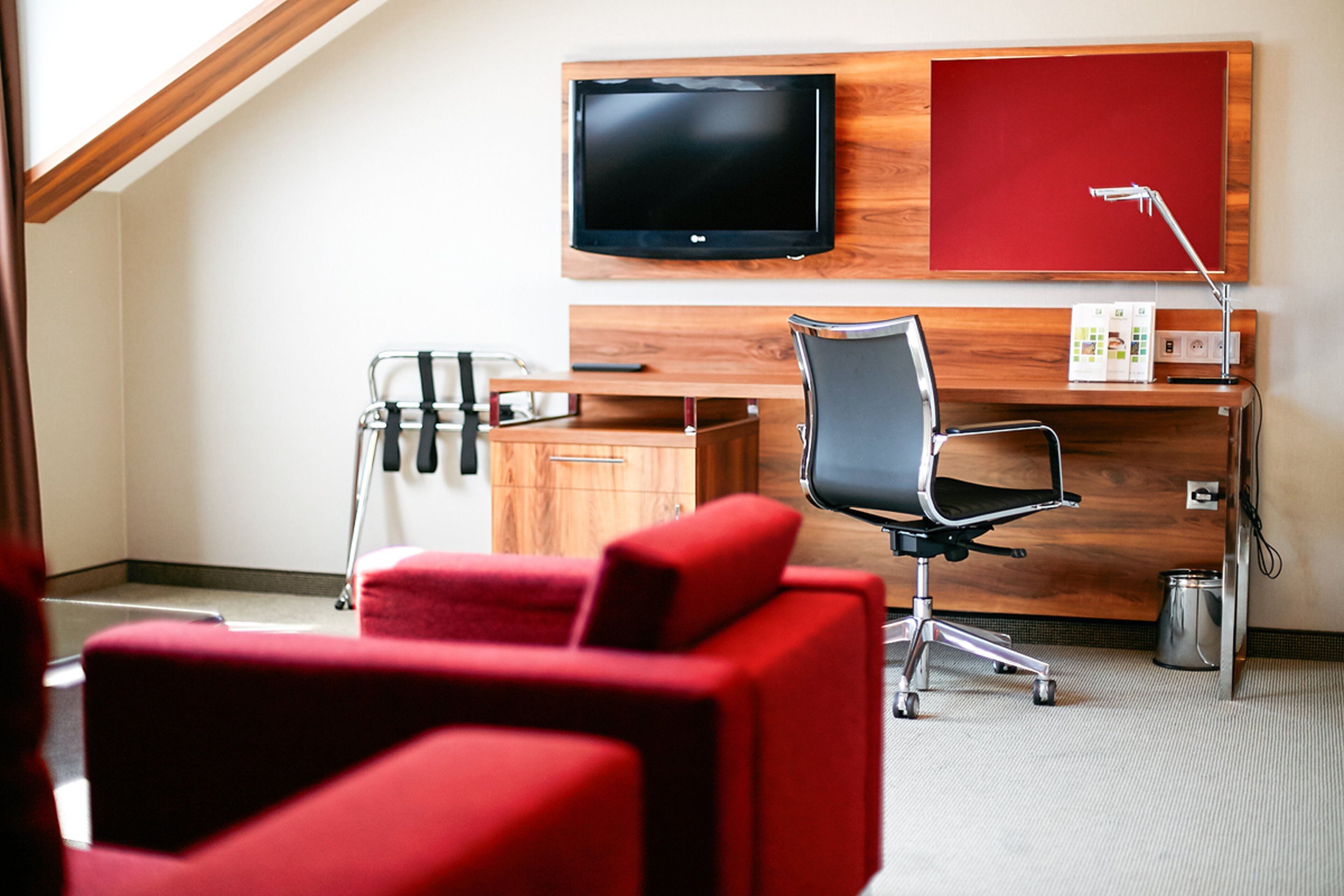 suite, 1 bedroom | 1 bedroom, hypo-allergenic bedding, in-room safe, desk