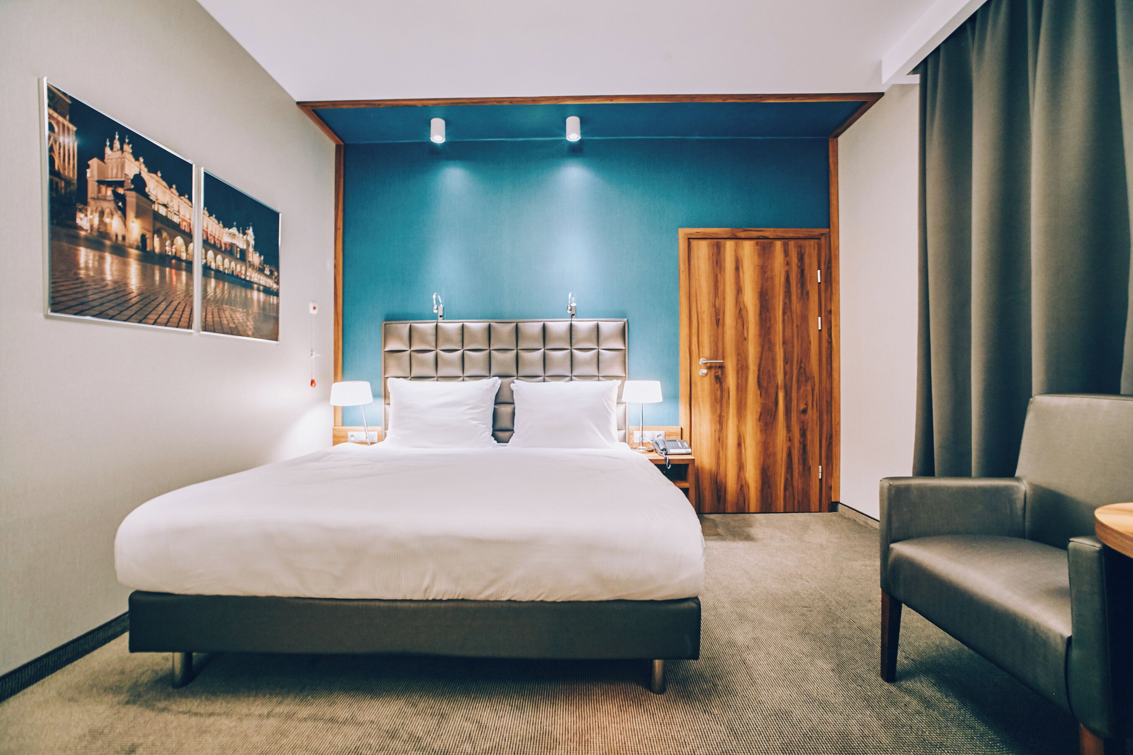 Hypo-allergenic bedding, in-room safe, desk, laptop workspace