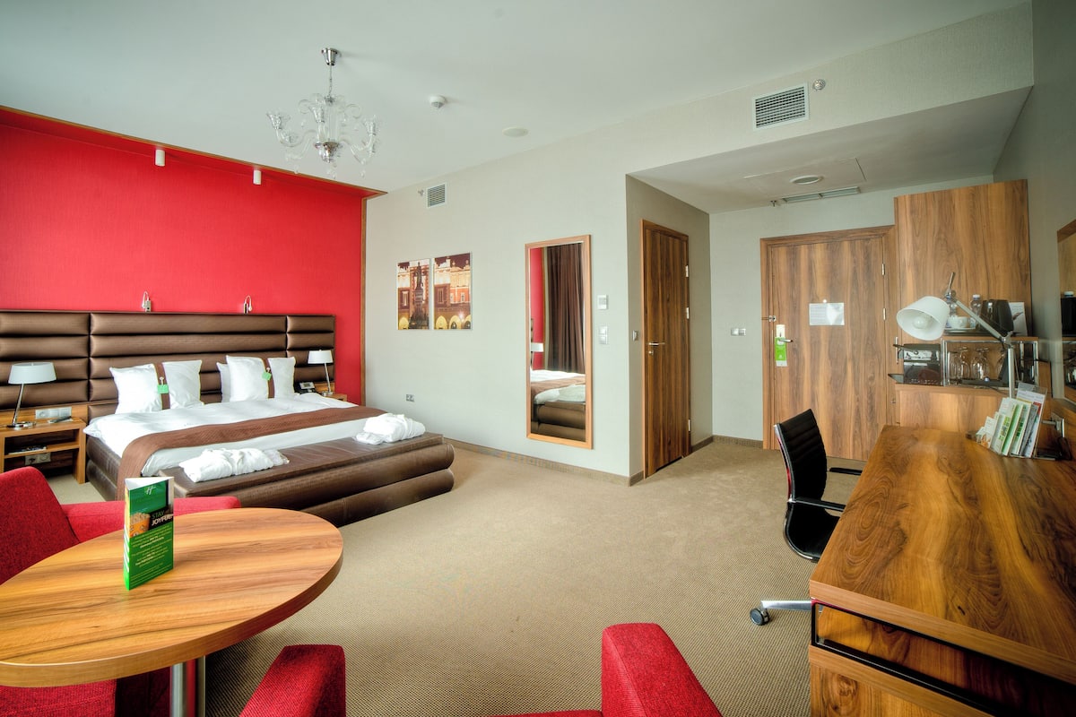 Premium Room, 1 King Bed | 1 bedroom, hypo-allergenic bedding, in-room safe, desk