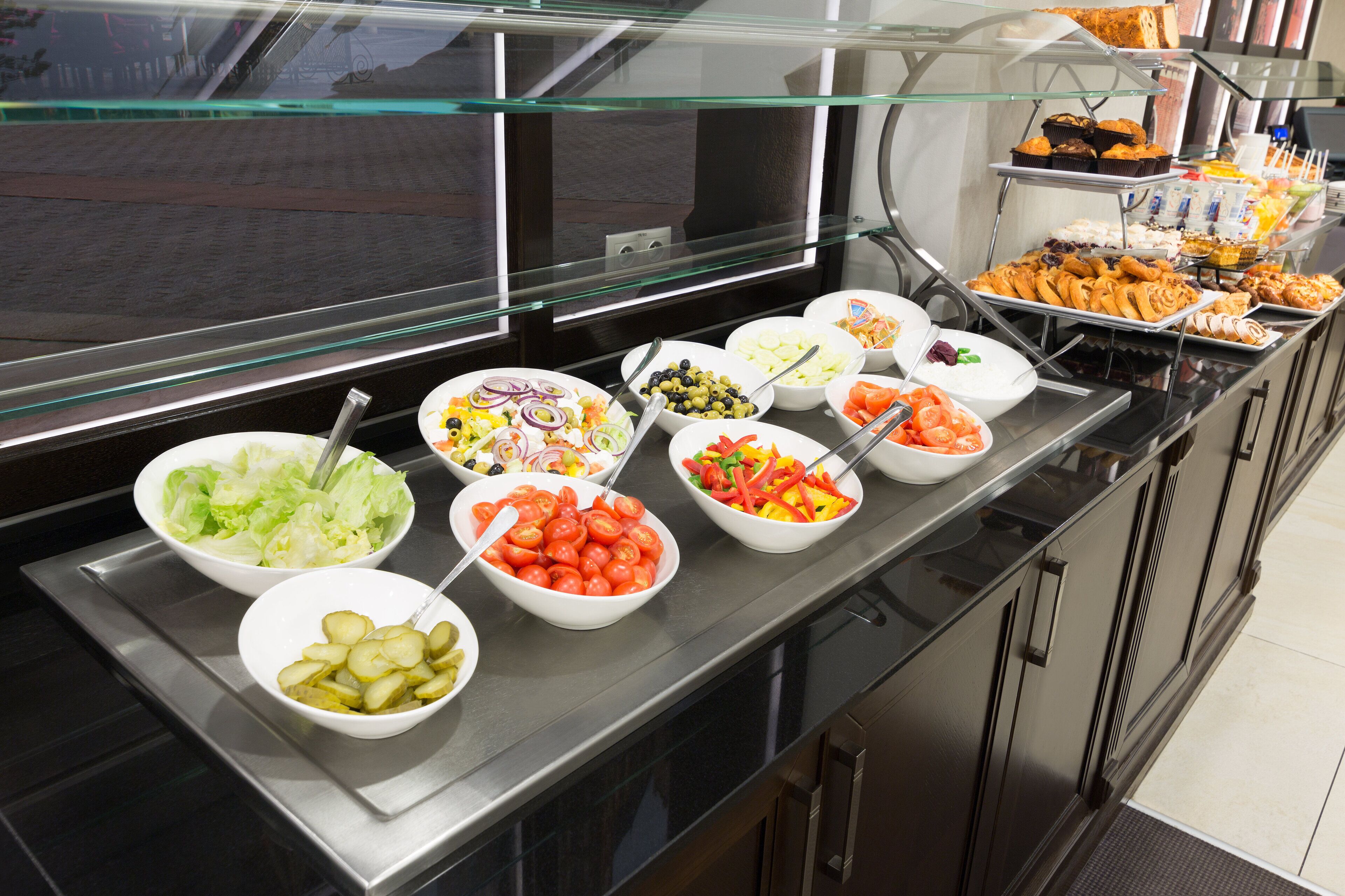 daily buffet breakfast (pln 100 per person)